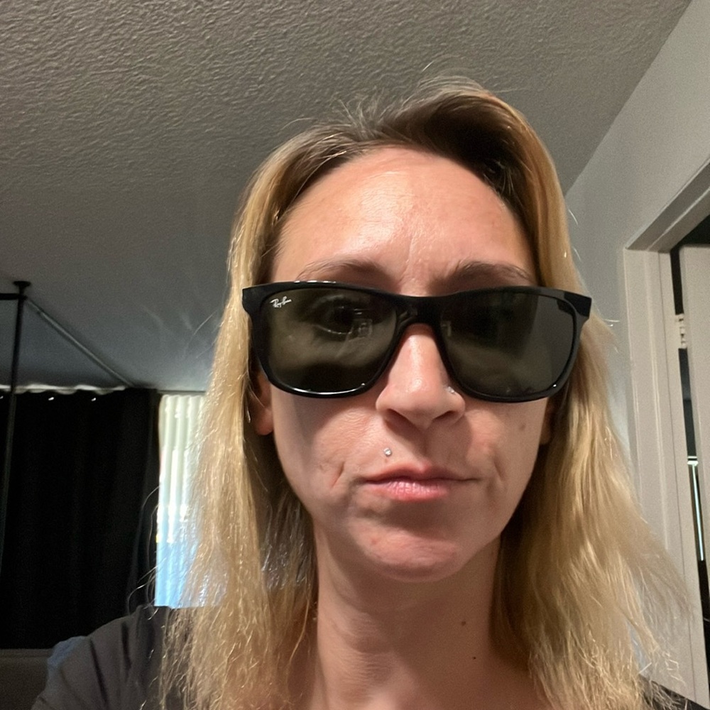 Men’s black Ray-ban sunglasses
